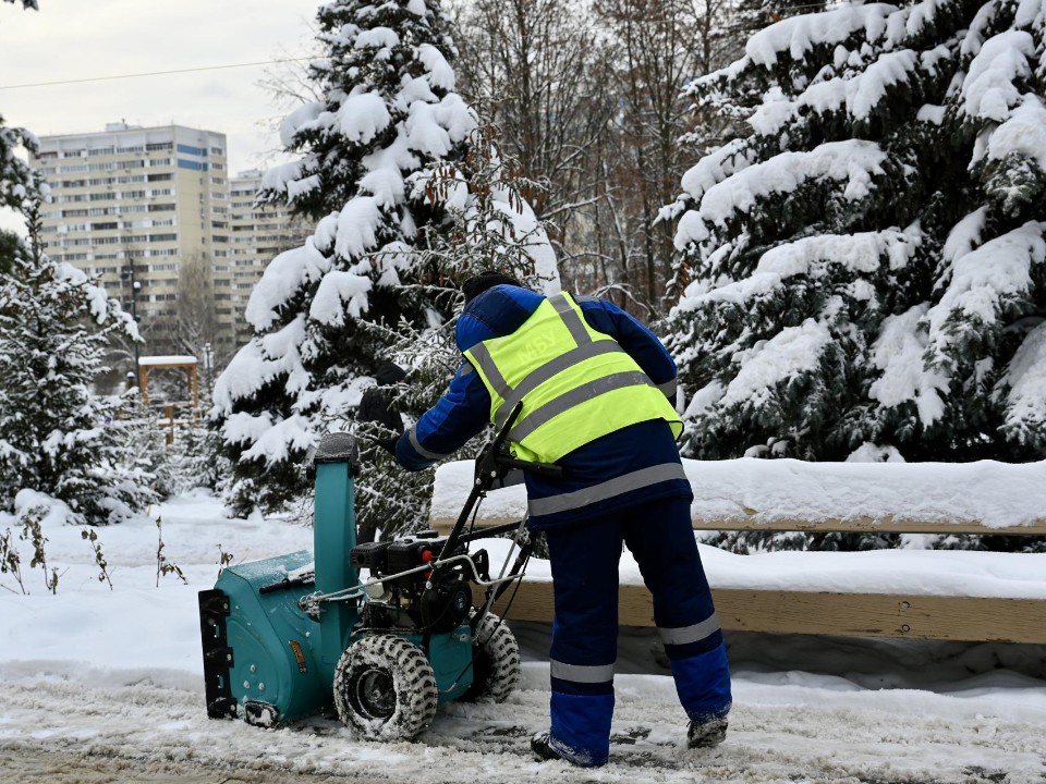 Снегопад не отпускает: сколько людей и техники бросили на уборку в Ленинском округе