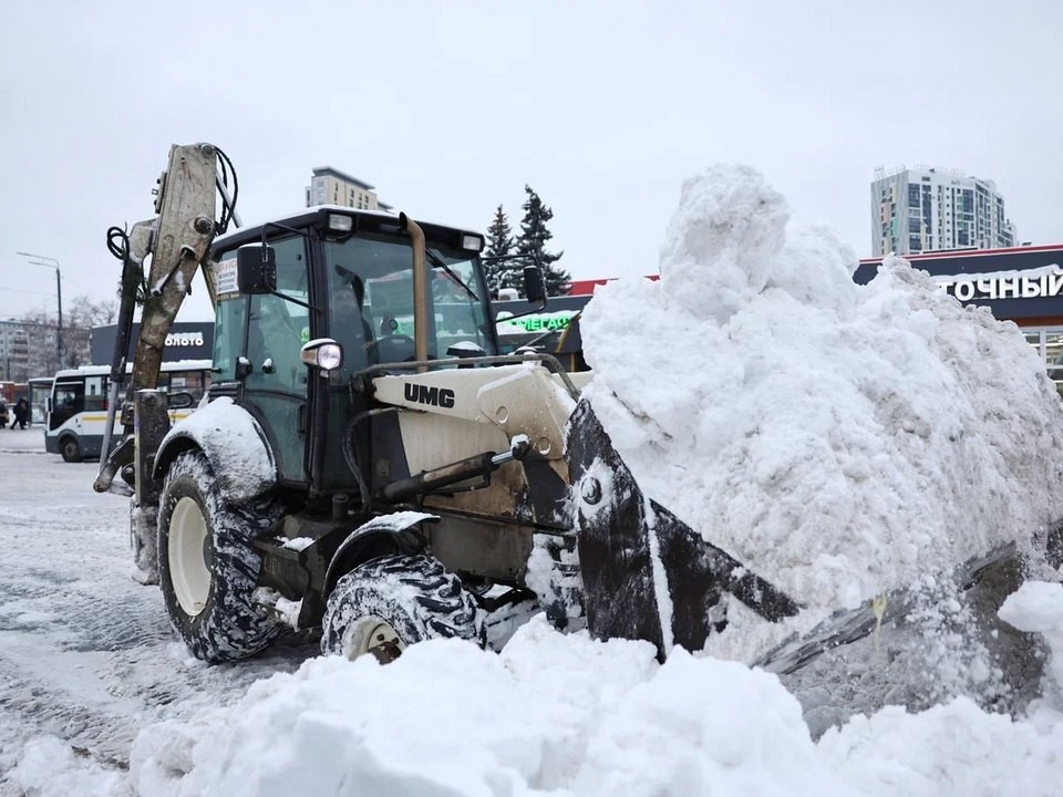 Сугробам здесь нет места: рабочие грузовиками вывозят снег с привокзальной площади