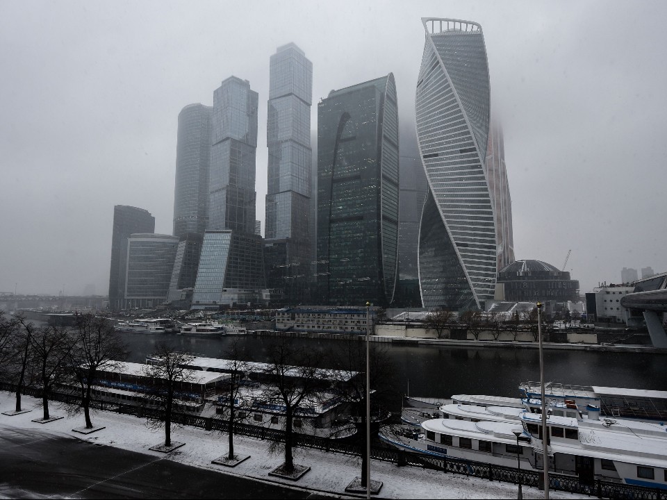 Пролетела примерно 40 этажей: льдина пробила крышу в «Москва-Сити»