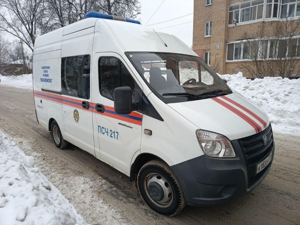 Носилки вместо рукавов: пожарные помогли «скорой» эвакуировать пациента в Егорьевске