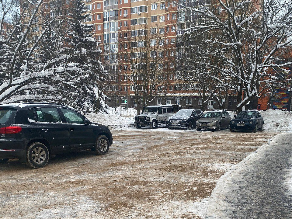 В Селятине усилиями коммунальщиков и жителей расчистили двор и автостоянку