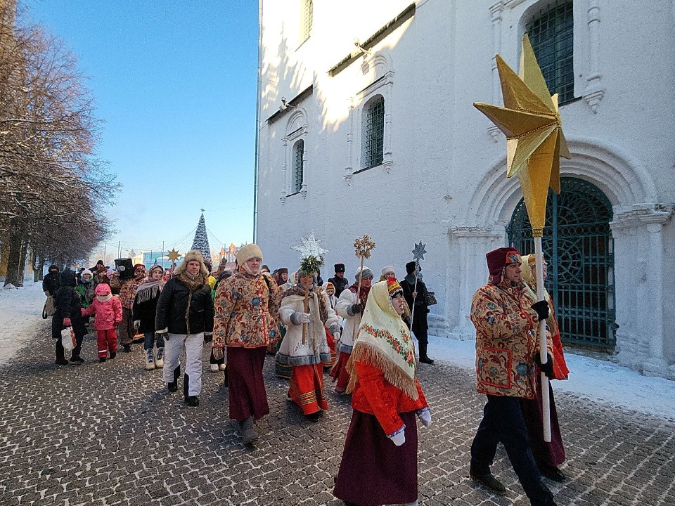 С колядками по кремлю: фестиваль народной музыки и театра собирает гостей