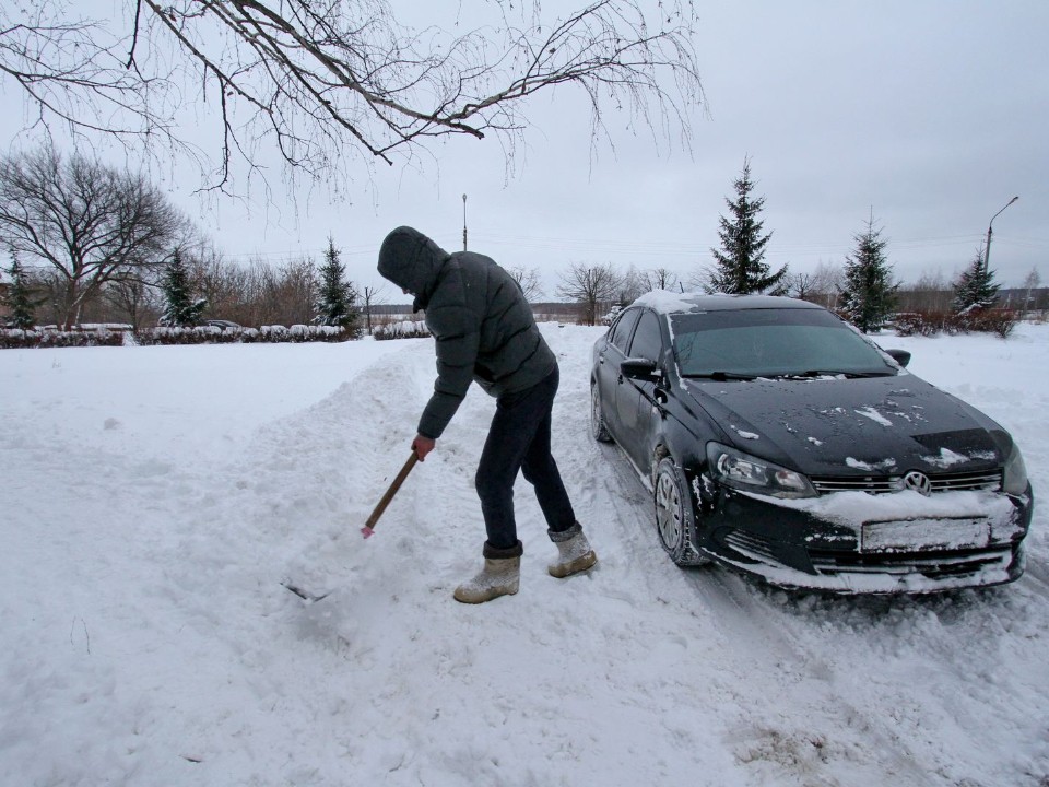 Лопата вместо тренажера: врач из Красногорска раскрыла пользу уборки снега для фигуры