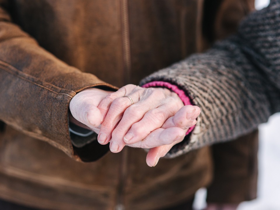 Мужчина, который переводил незнакомок через сугробы, стал героем соцсетей в Ногинске