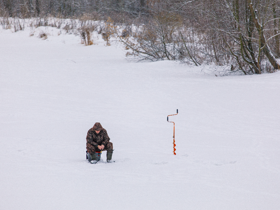 «Пренебрежение правилами чревато»: люберчанам напомнили о рисках зимней рыбалки на тонком льду