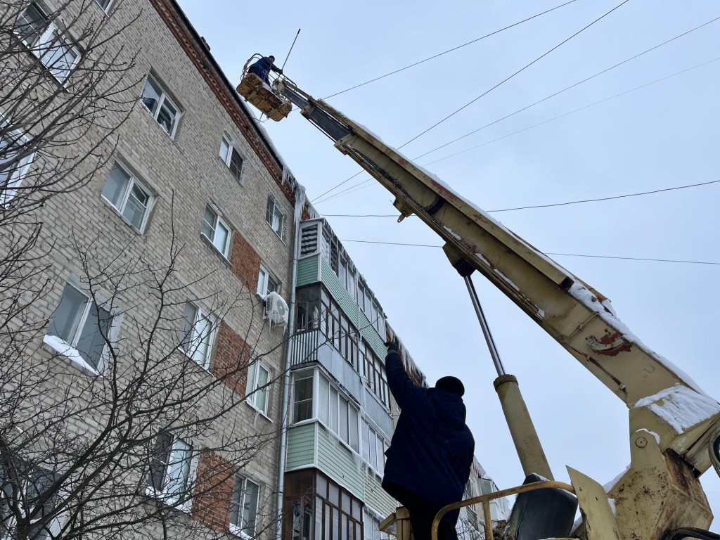 Около 60 специалистов и 5 вышек брошены на спасение прохожих Шатуры от сосулек