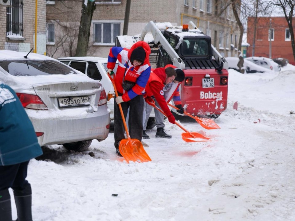 Волонтеры в Подольске помогли расчистить дворы на Рабочей и Доллежаля