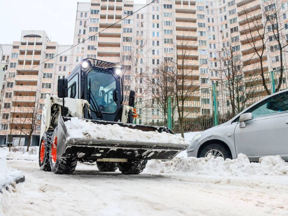 В Красногорске снежные завалы во дворах убирают по графику
