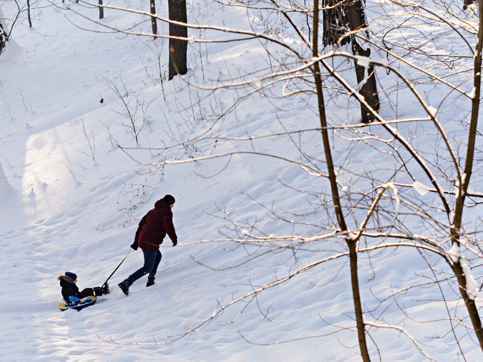 Каждую зиму дети ломают кости на горках: спасатель назвал главные ошибки родителей