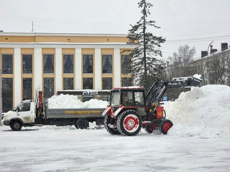 В центре города снова можно гулять: рабочие расчистили центральную площадь