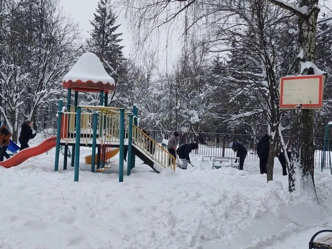Студенты-волонтеры расчистили пути и площадки в Алабине после снегопада