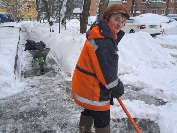 Жители просят премировать работницу ЖКХ в Наро-Фоминске за самоотверженный труд