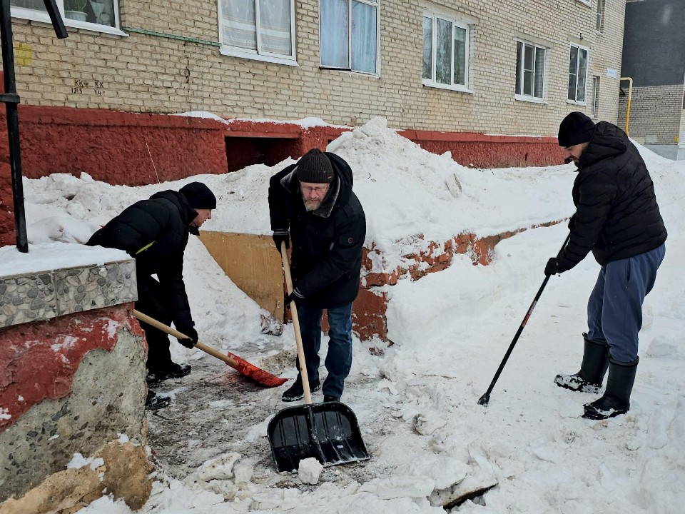 Важен вклад каждого: на очистку Луховиц от снега вышли представители администрации, депутаты и активисты
