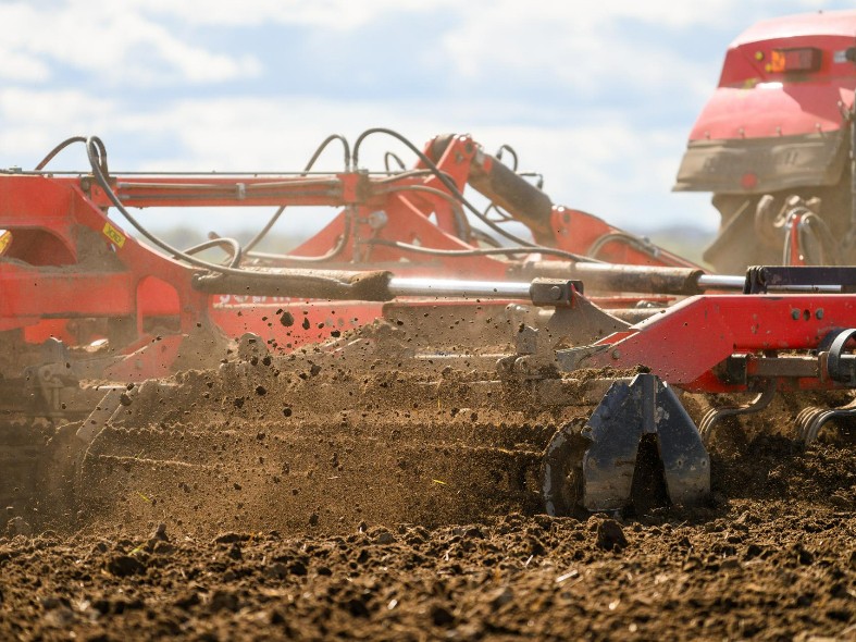 В битву за урожай бросят резервы: как обновление парка помогает аграриям Подмосковья снижать издержки и наращивать объемы