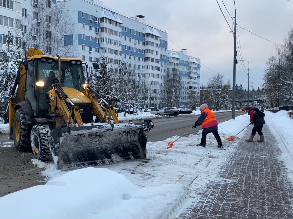 Власиха готовится к Рождеству: коммунальщики расчищают Соборную площадь от снега