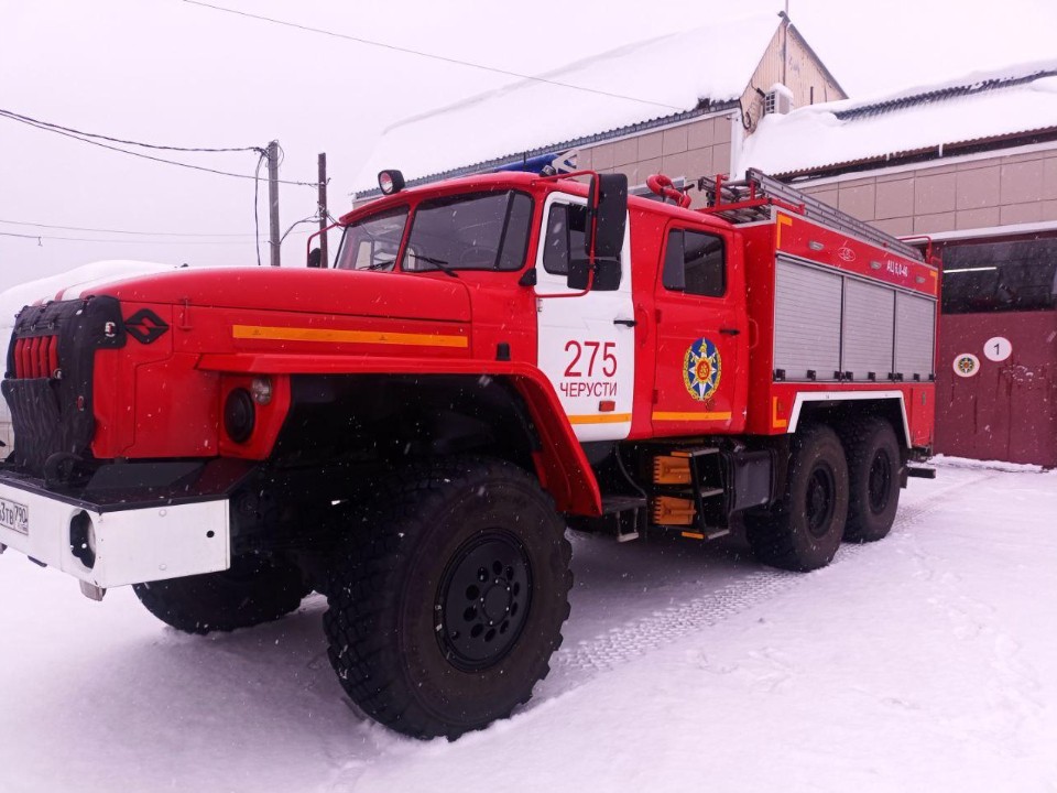 Дорогу замело, а счет на минуты: как спасателям пришлось по пояс в снегу нести больного к застрявшей «скорой»