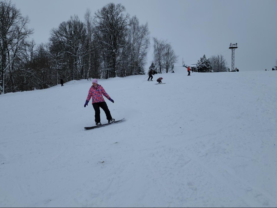 Бугельный подъемник и вид на Ново-Иерусалимский монастырь: где освоить лыжи и сноуборд в Истре