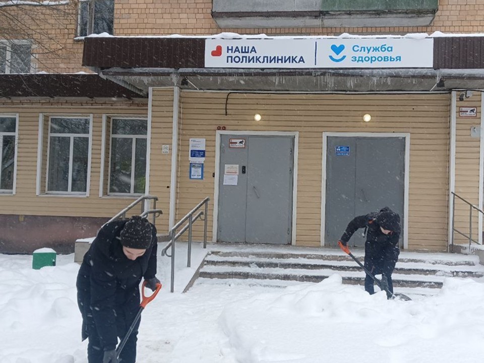 Серпуховская молодежь вышла на уборку после аномального снегопада