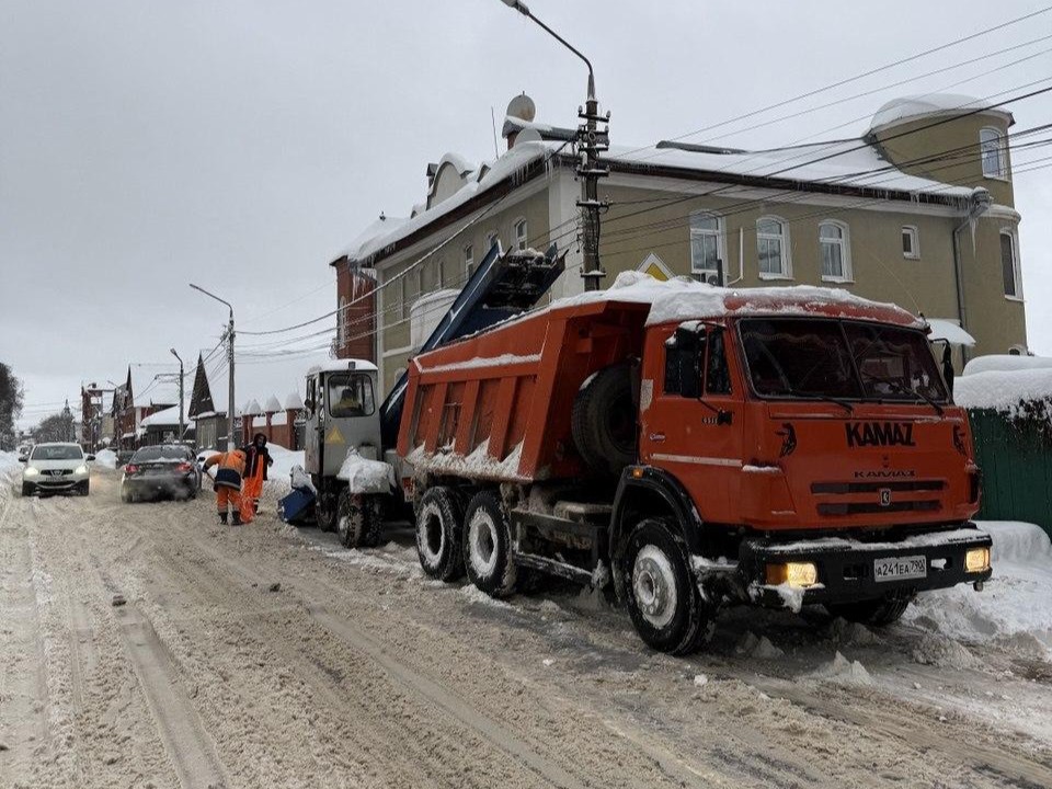 Техника вышла по адресам: где в Коломне прямо сейчас чистят дороги и тротуары