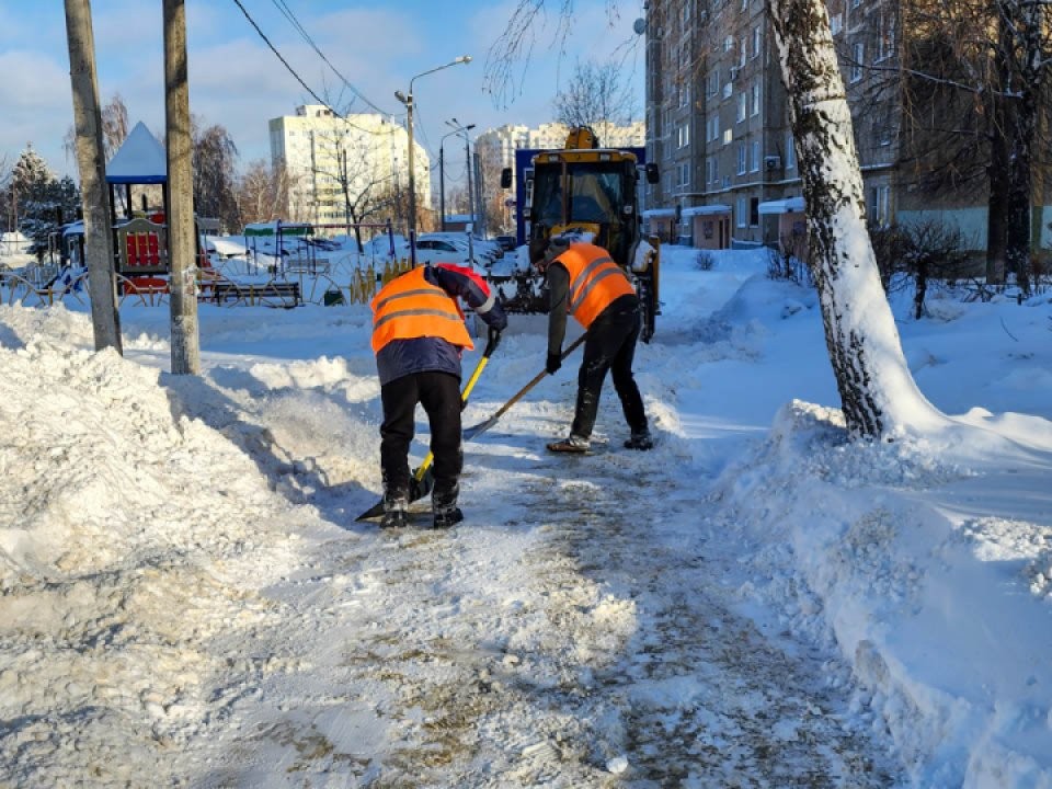 Убирают снег и чистят дороги к купелям: чем заняты коммунальные службы Московской области