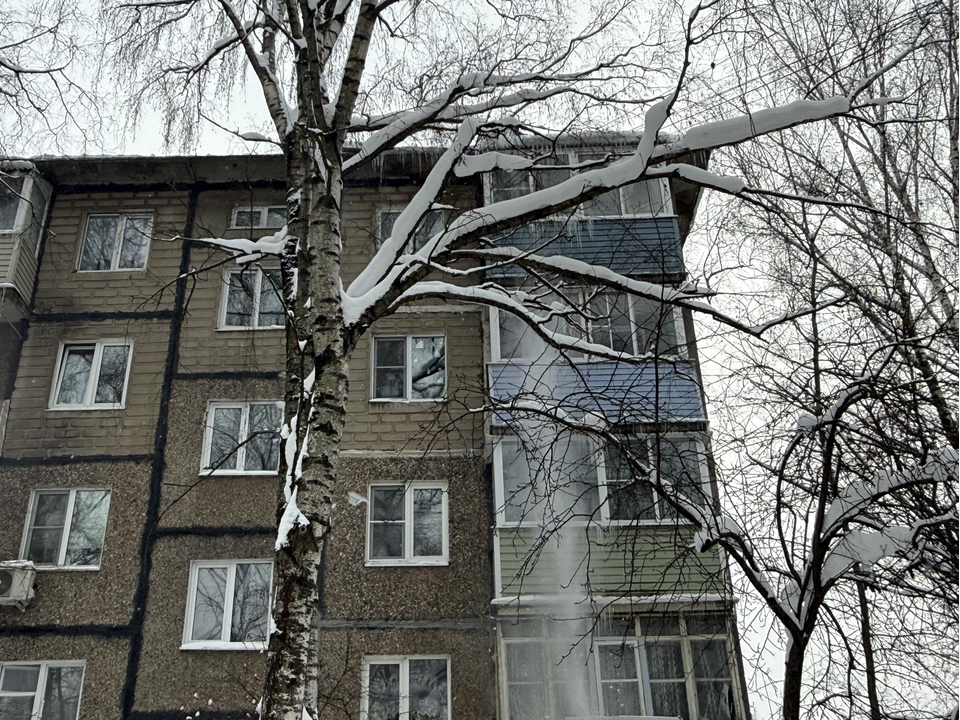 На страже безопасности: в Октябрьском с крыш домов убирают снег и сбивают сосульки