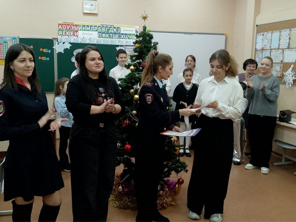 Чаепитие и награды: люберецкие полицейские отметили победителей конкурсов детских рисунков