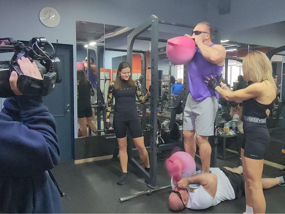 Гнули арматуру и вязали узлы из гвоздей: экстремалы из Люберец установили неофициальный рекорд