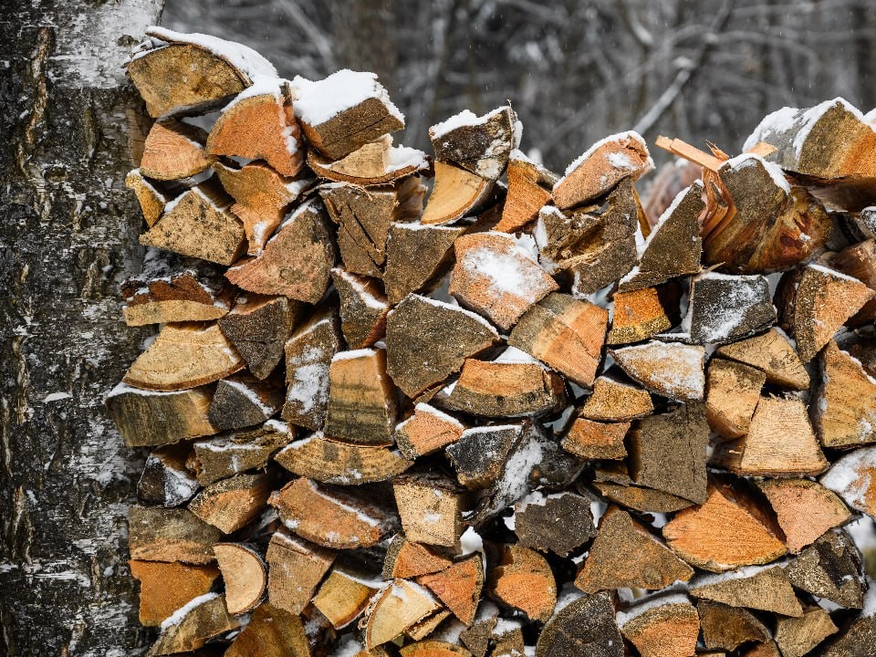 Чайник, дрова и новые половицы: неожиданный список того, что теперь дарят одиноким пенсионерам в Озерах