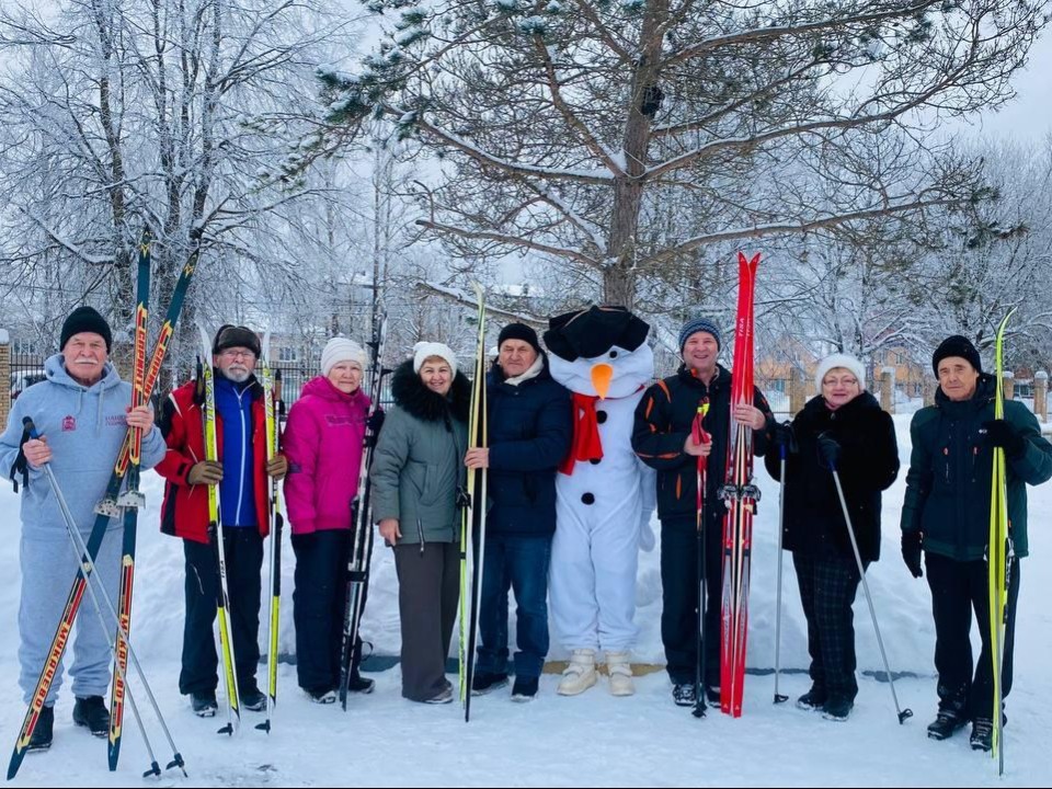 Лыжи, каша и хорошая компания: на стадионе «Урожай» прошли лыжные гонки среди участников «Активного долголетия»