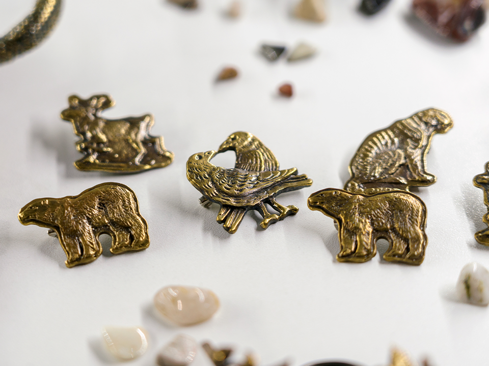 Почему броши снова в тренде: как вещи из бабушкиной шкатулки вернулись в моду