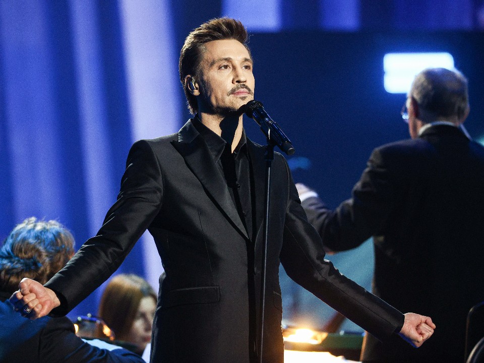 Живой вокал и виртуальная Снегурочка: Дима Билан и нейросеть записали необычный трек