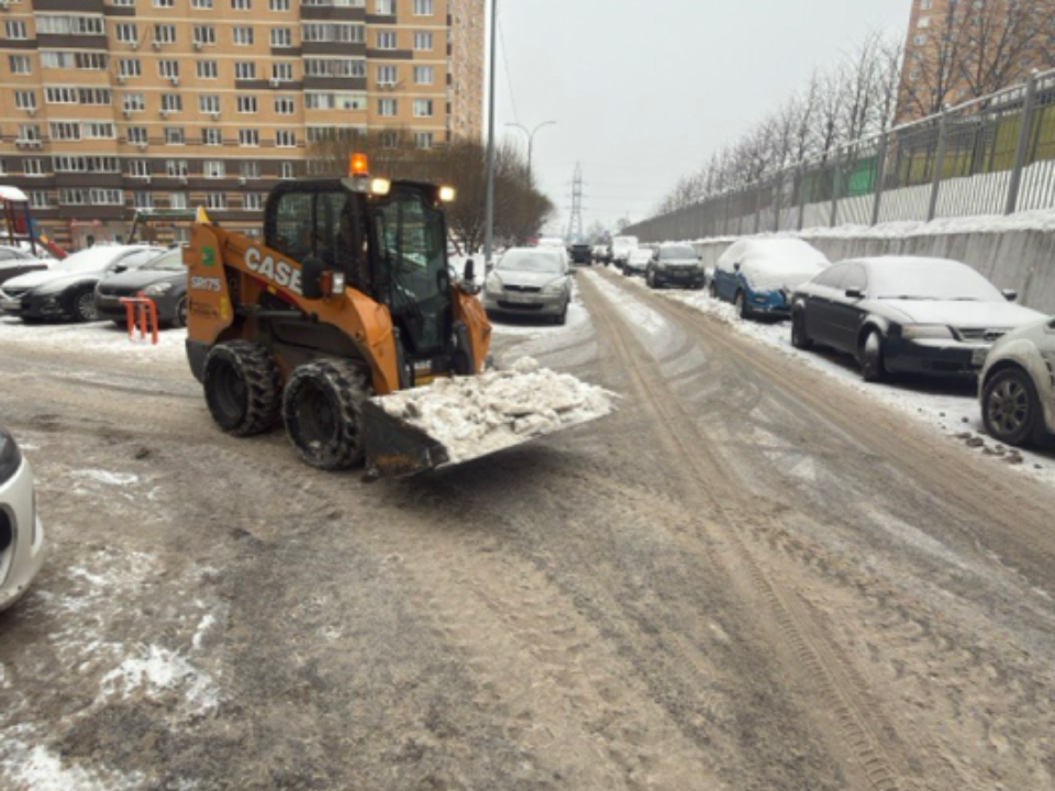 Долгопрудный после снегопадов: сугробы постепенно вывозят с обочин дорог
