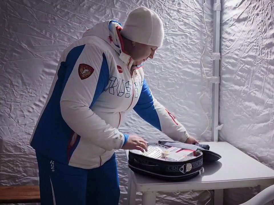 Готовы ко всему: фельдшер рассказал, чем вооружены медики на Крещенских купаниях