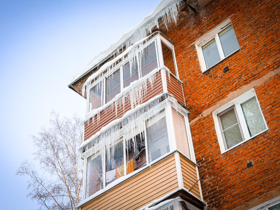 В Серебряных Прудах жильцов просят согласовать очистку балконов от сосулек