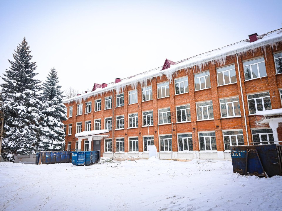 В третьем отделении лицея Менделеева сняли старую отделку, чтобы сделать ремонт