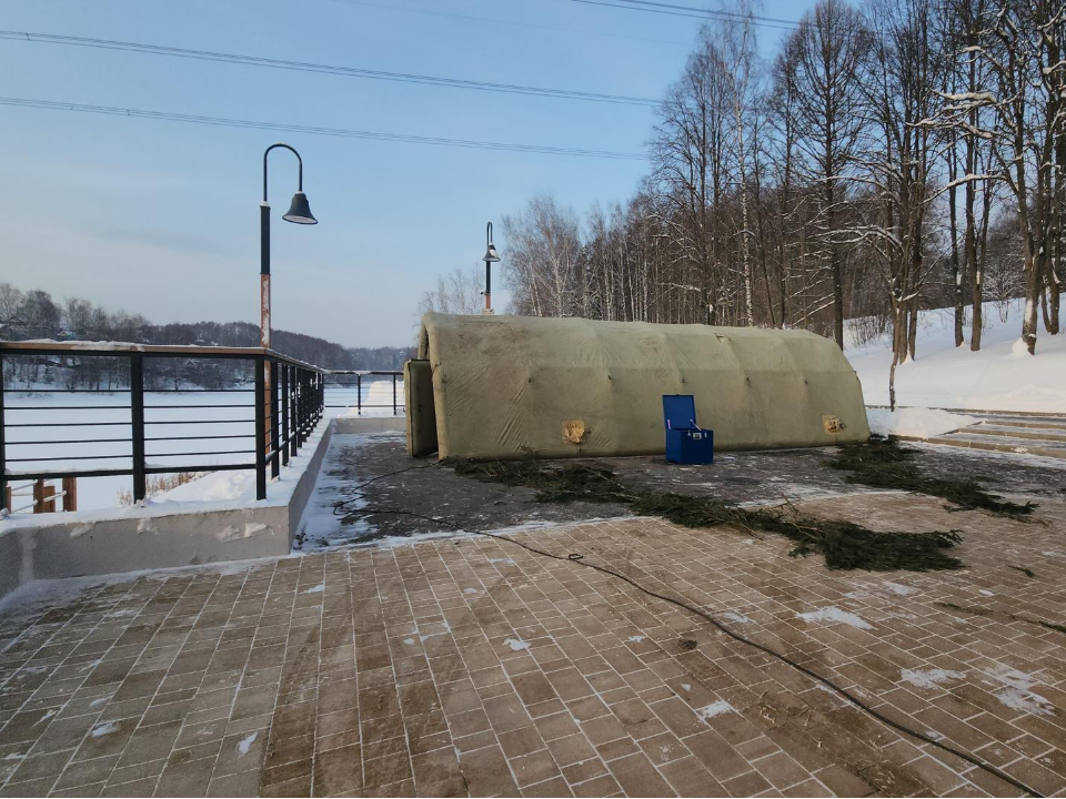 Теплые раздевалки и горячий чай: где и как обустраивают места для крещенских купаний в Красногорске