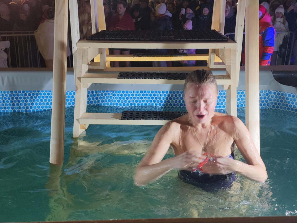 В Наташинском парке после крещенских купаний согревались в бане и у костров в уютных вертепах