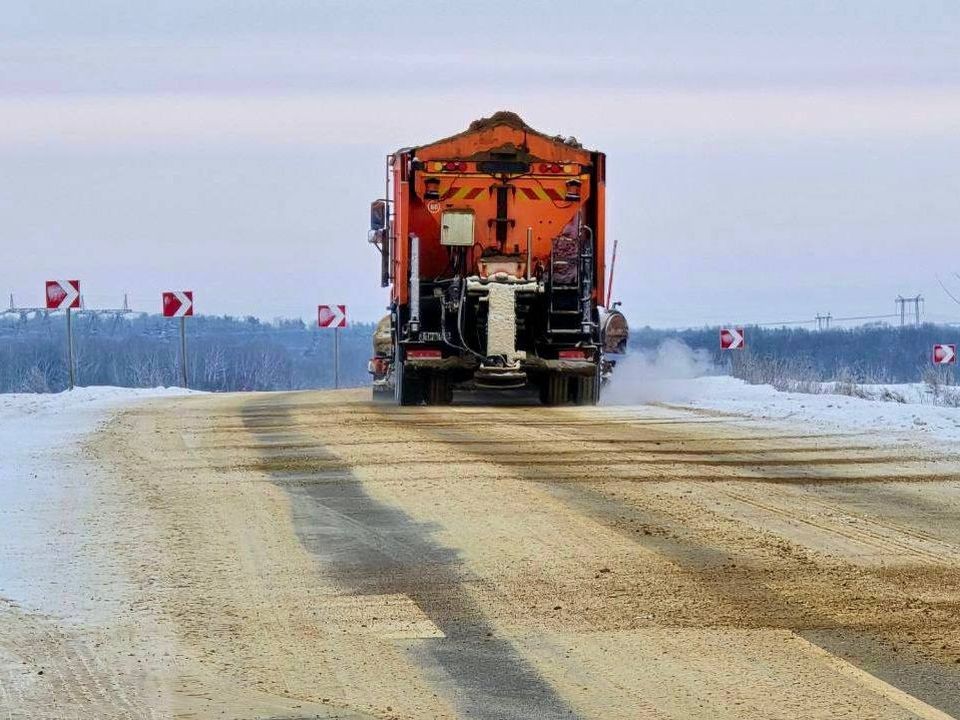 Помощь на дорогах: как действовать и куда звонить, если ваш автомобиль застрял в снегу