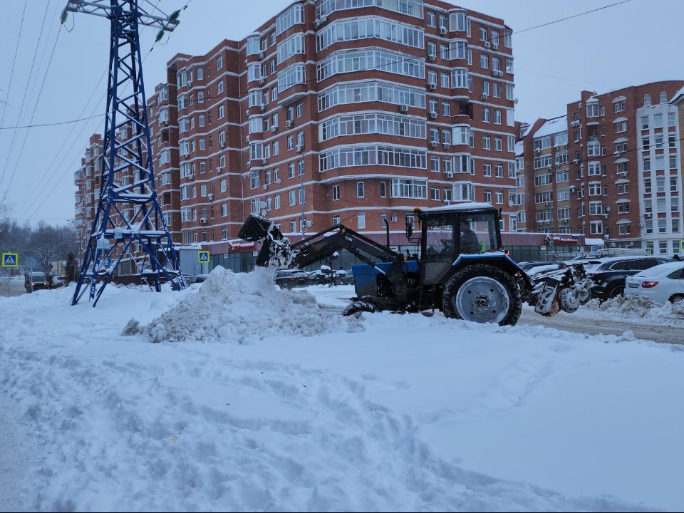 Городские тротуары и детские площадки тщательно очищают от снега и наледи