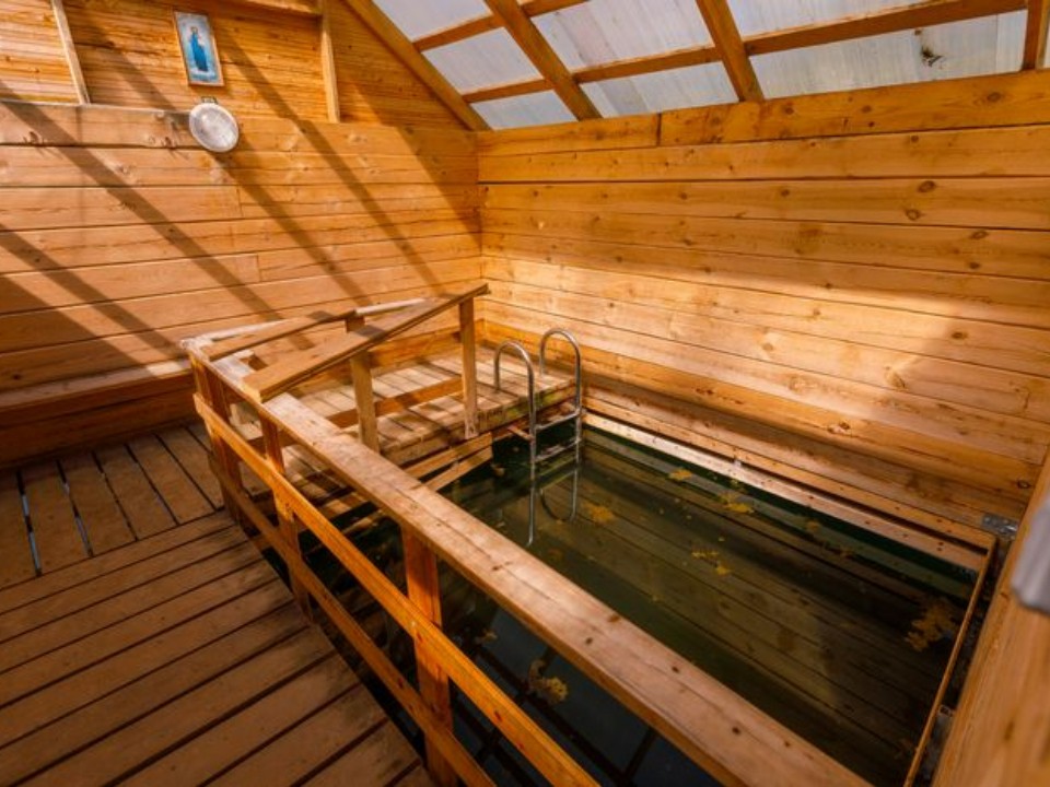 Опасное заблуждение: как на самом деле нужно использовать алкоголь при зимнем купании