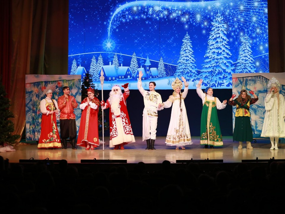 Напелись, натанцевались и посмотрели спектакль: в Долгопрудном устроили рождественский праздник для детей