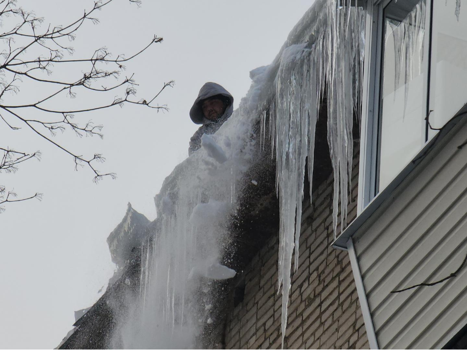 Безопасность в приоритете: управляющие компании Красногорска очищают крыши домов от снега и сосулек