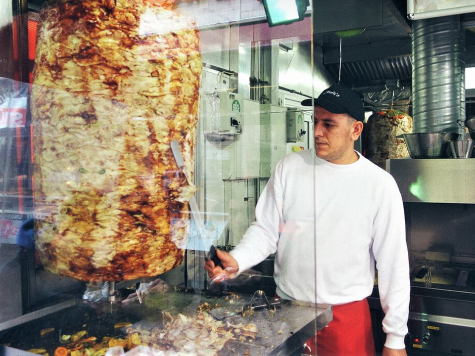«Я работал в самой знаменитой кебабной мира»: 6 секретов идеальной шаурмы