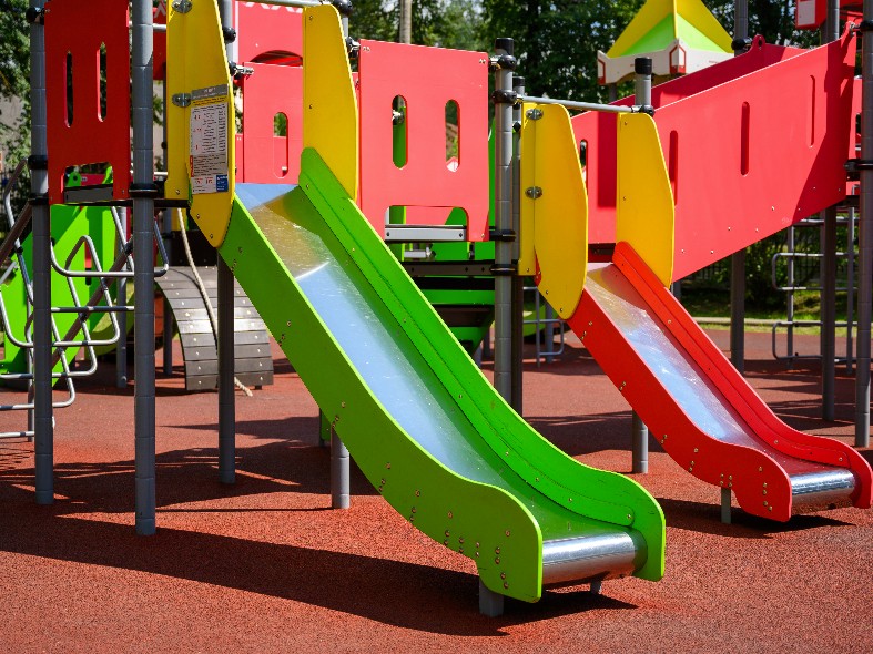 На пляже в Дохе установили детские площадки из Подмосковья: чем они приглянулись катарцам и как подготовлены к жаркому климату