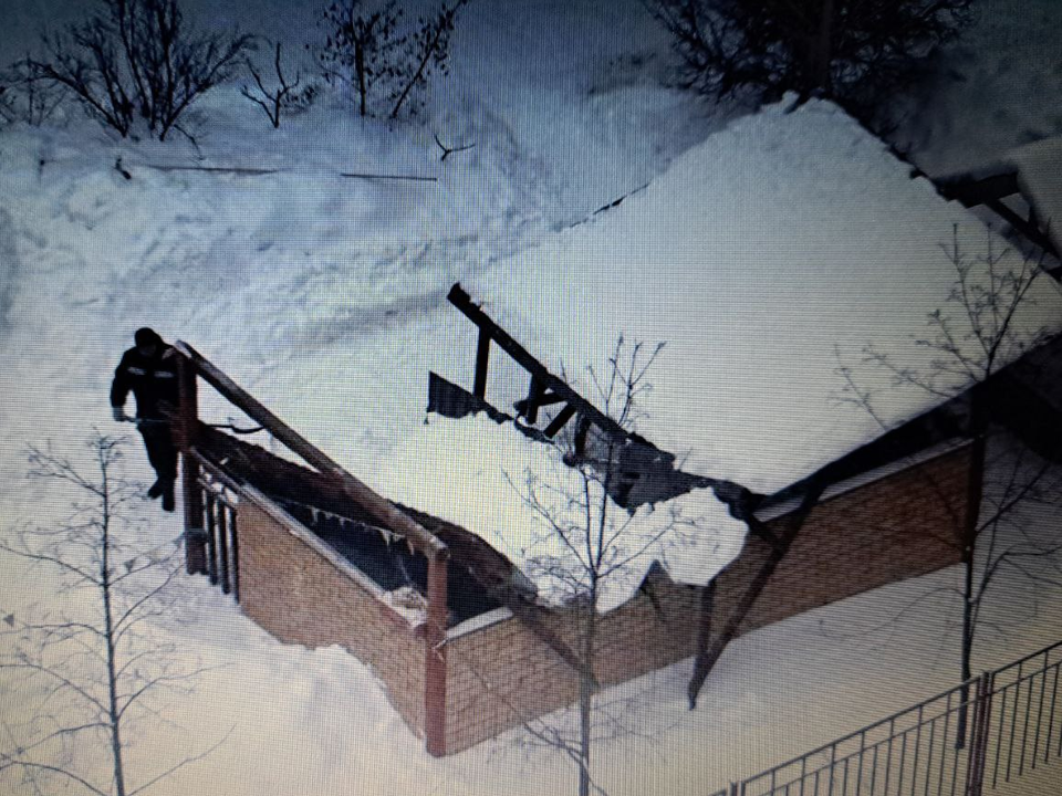 Рухнувшую крышу веранды детсада на ул. Солнечной восстановят за месяц