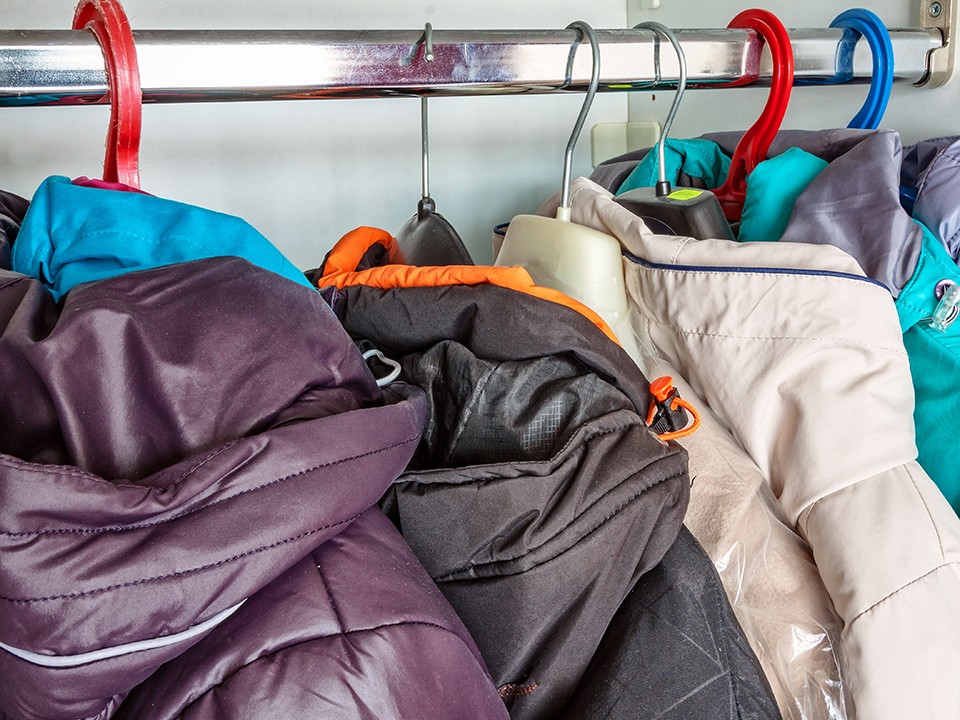 Это убивает пуховик: как ухаживать за зимней курткой, чтобы не покупать новую каждый год