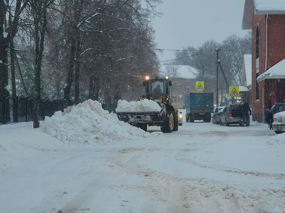 В Зарайске коммунальщики и жители сообща справляются с последствиями аномального снегопада