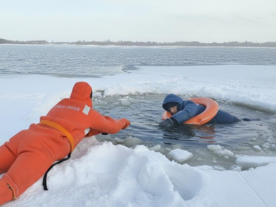 Лед не прощает ошибок: как не стать жертвой тонкого льда — пять жизненно важных советов от спасателей Шатуры