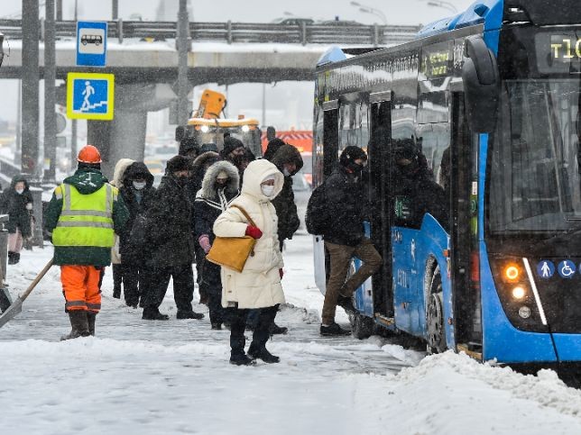 Из-за снегопада движение транспорта затруднено в Красногорске и на подъездах к Москве