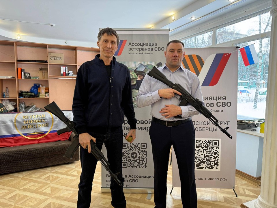 В Люберцах передали макеты Калашникова ветеранам СВО: для чего они нужны школьникам